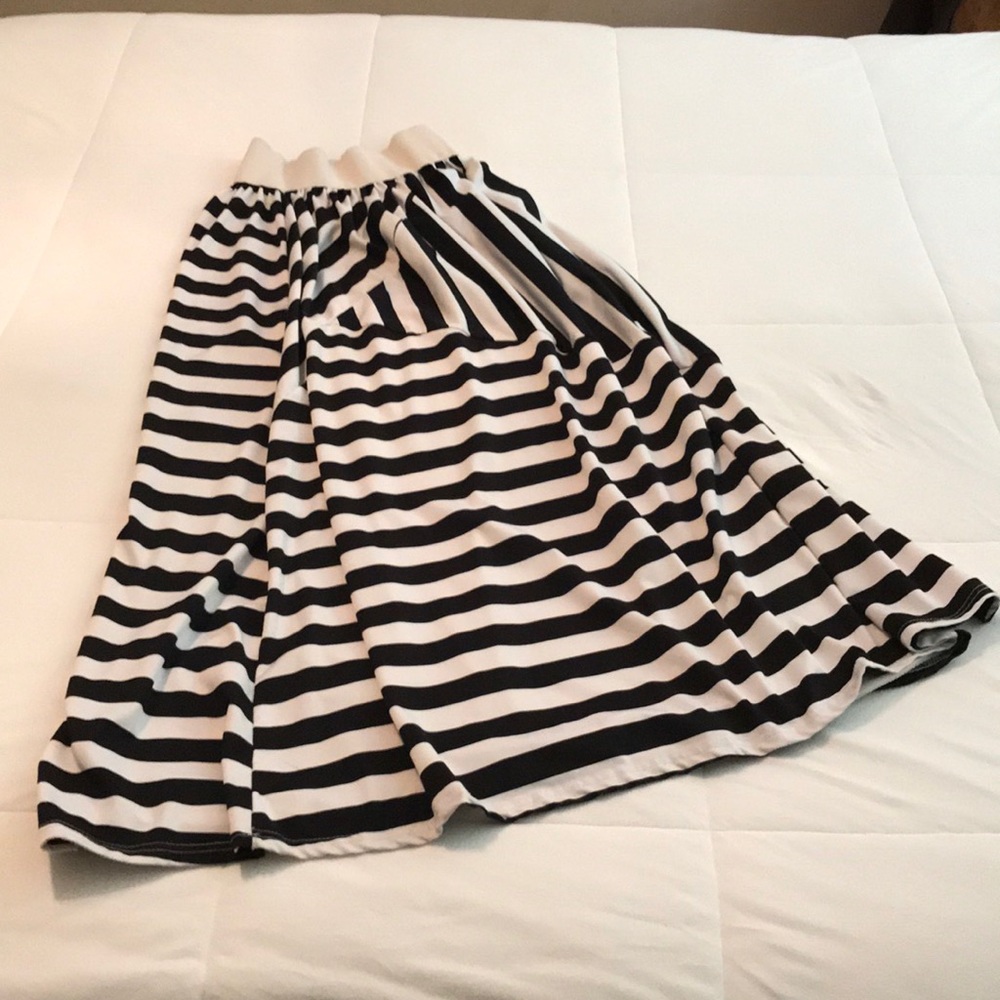 Comfy black and cream maxi skirt